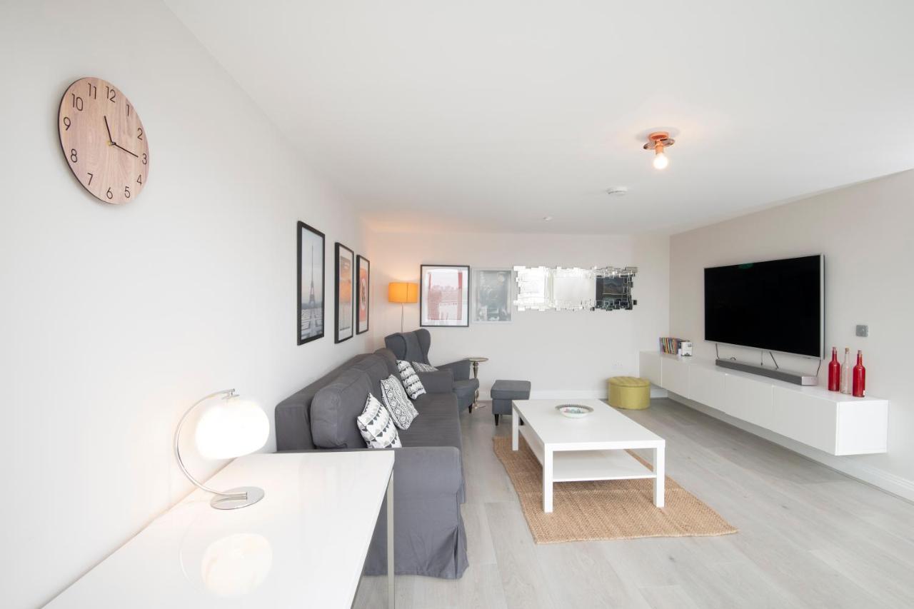 Spacious Apartment With Parking Space, Close To Heathrow, Elizabeth Line And Windsor Maidenhead Esterno foto